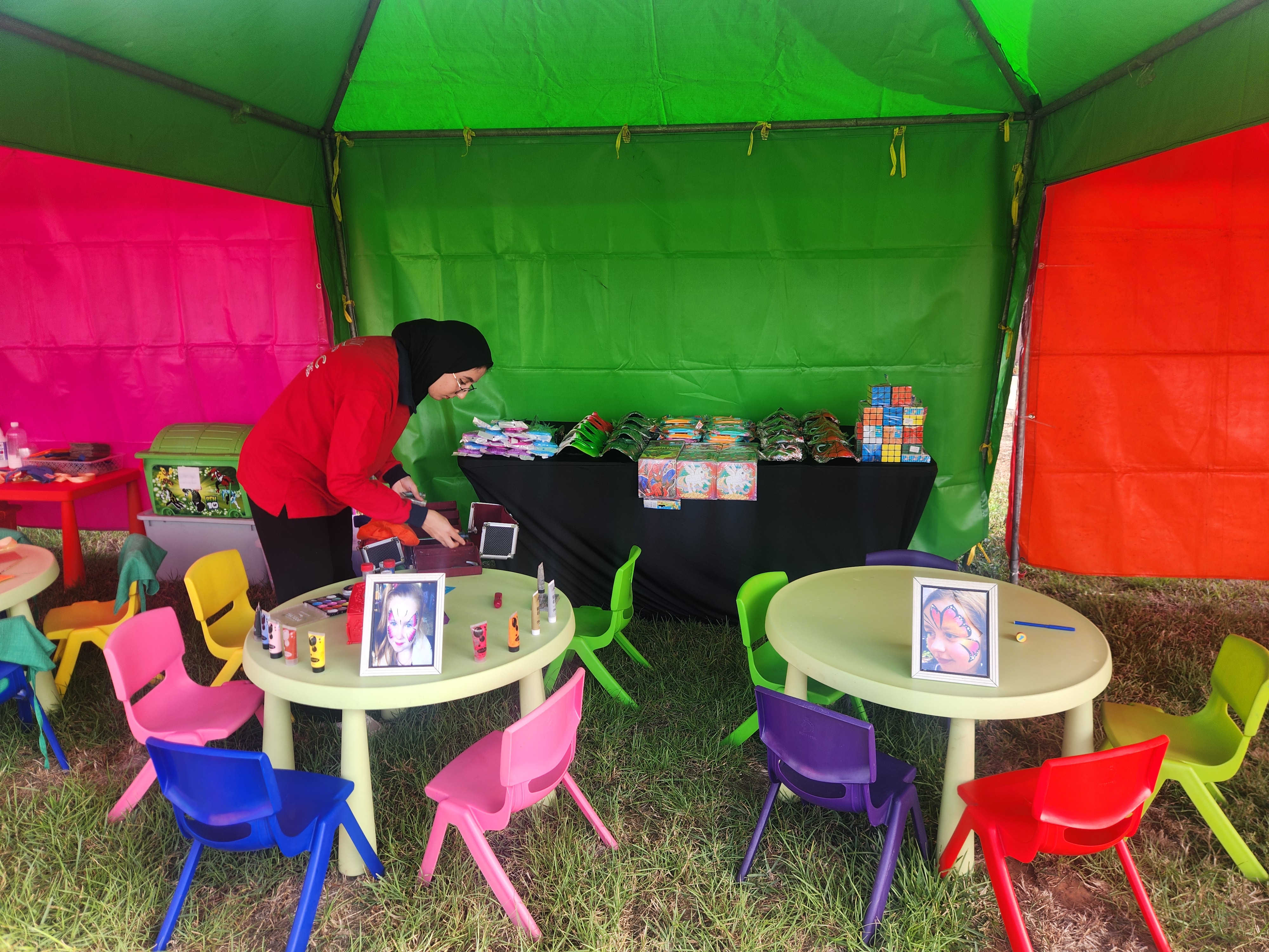 Intérieur d'une tente d'activités créatives