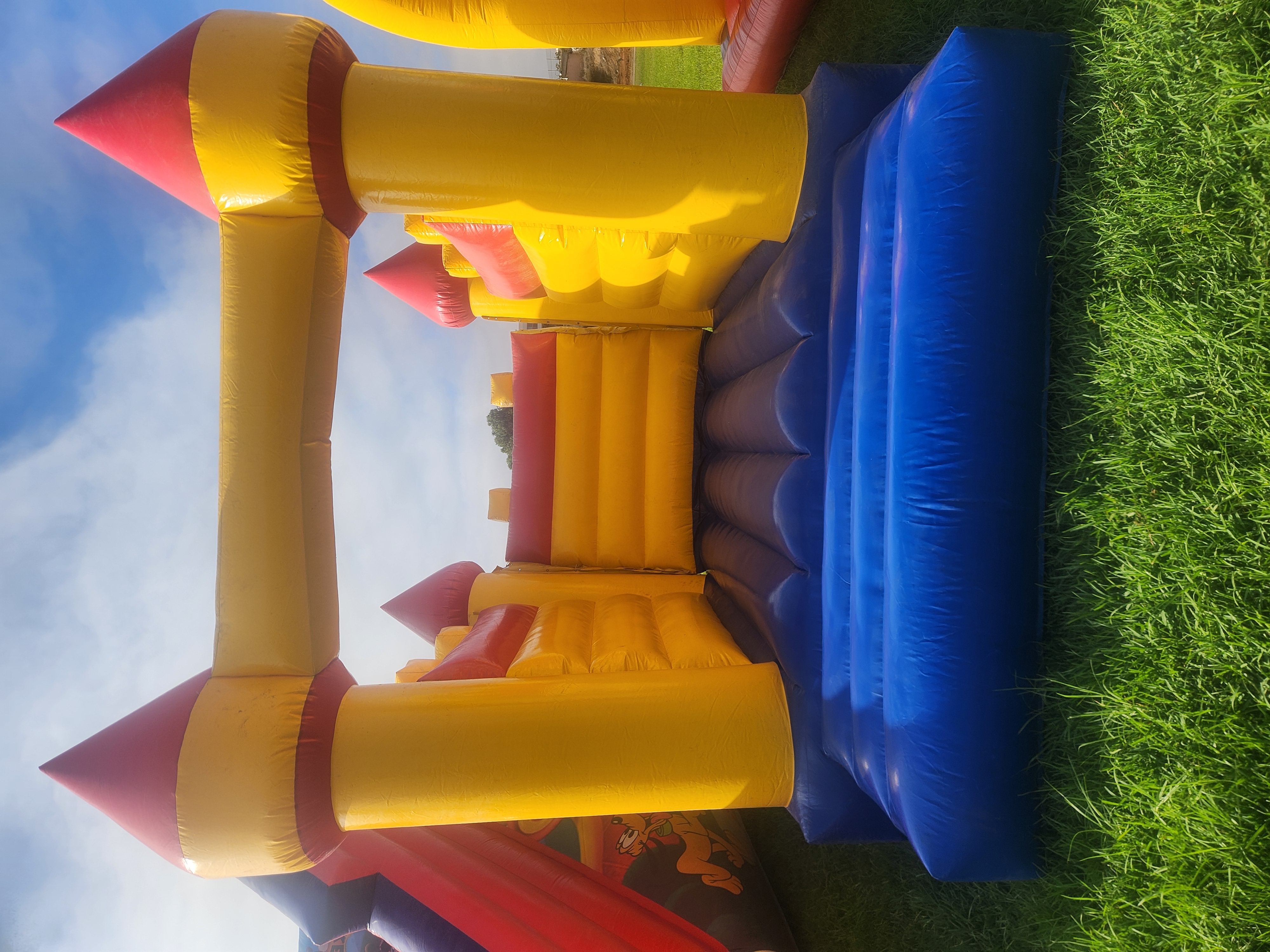 Château gonflable coloré