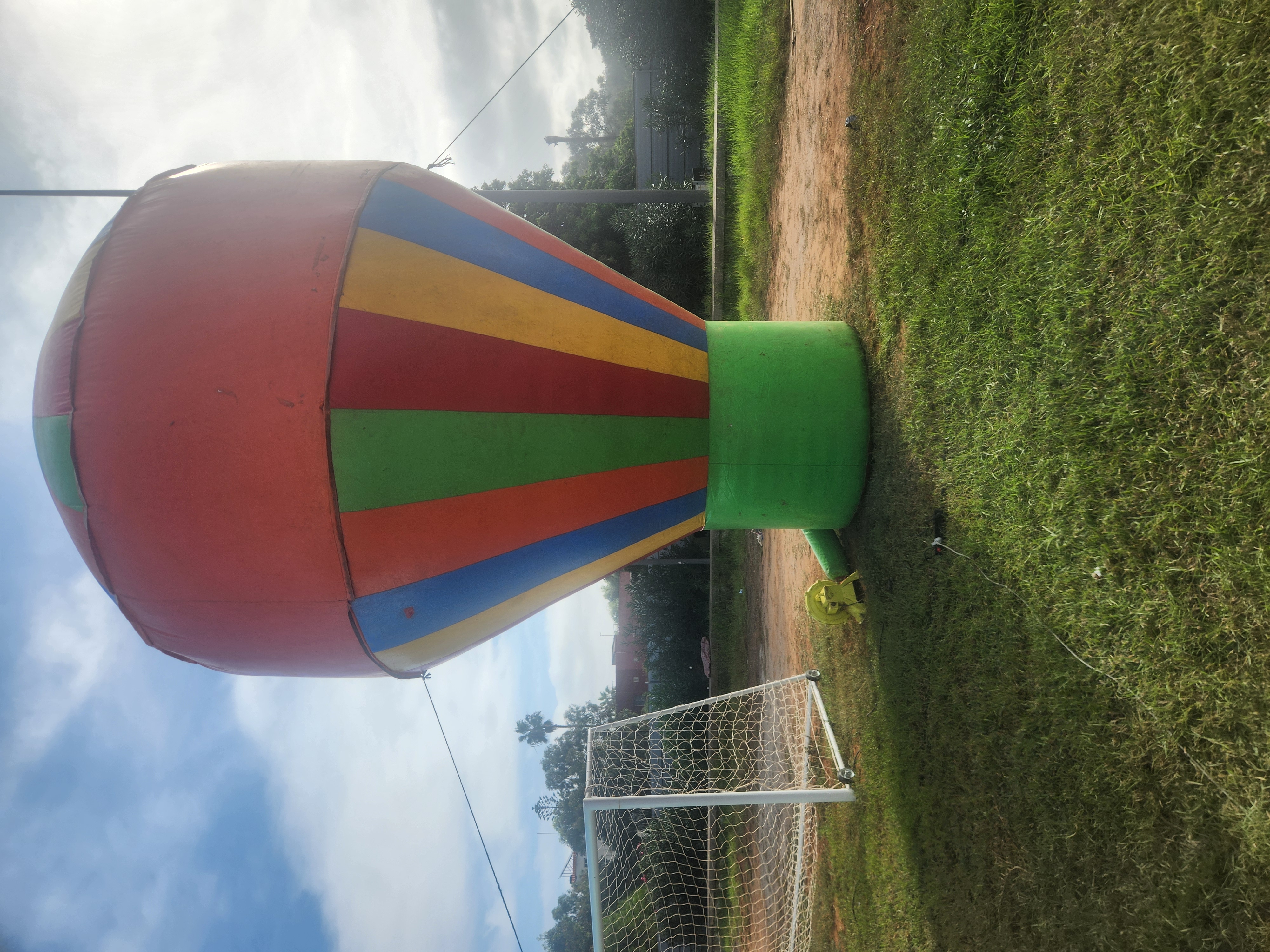 Grande montgolfière gonflable multicolore