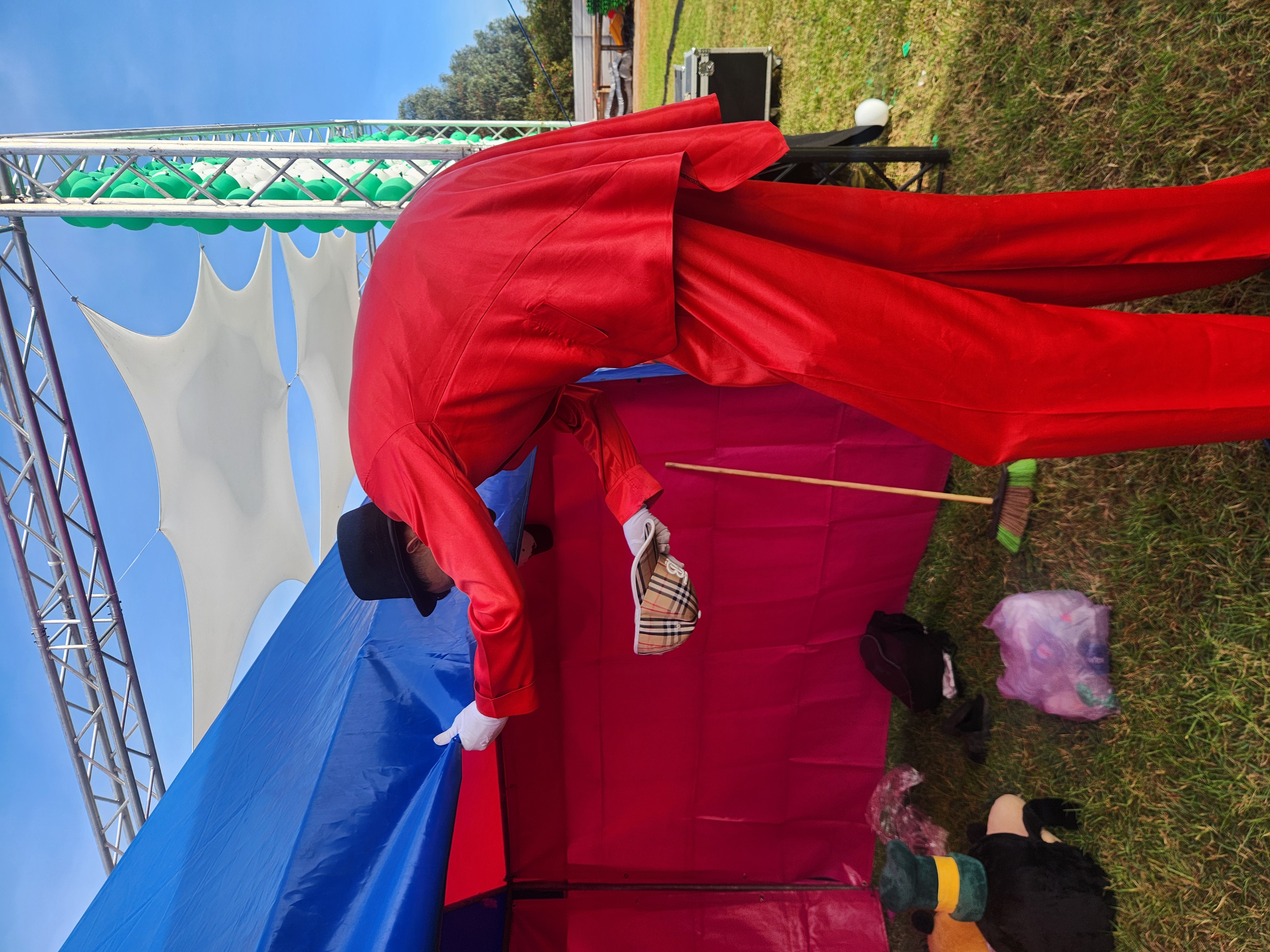 Animateur en costume rouge préparant son spectacle