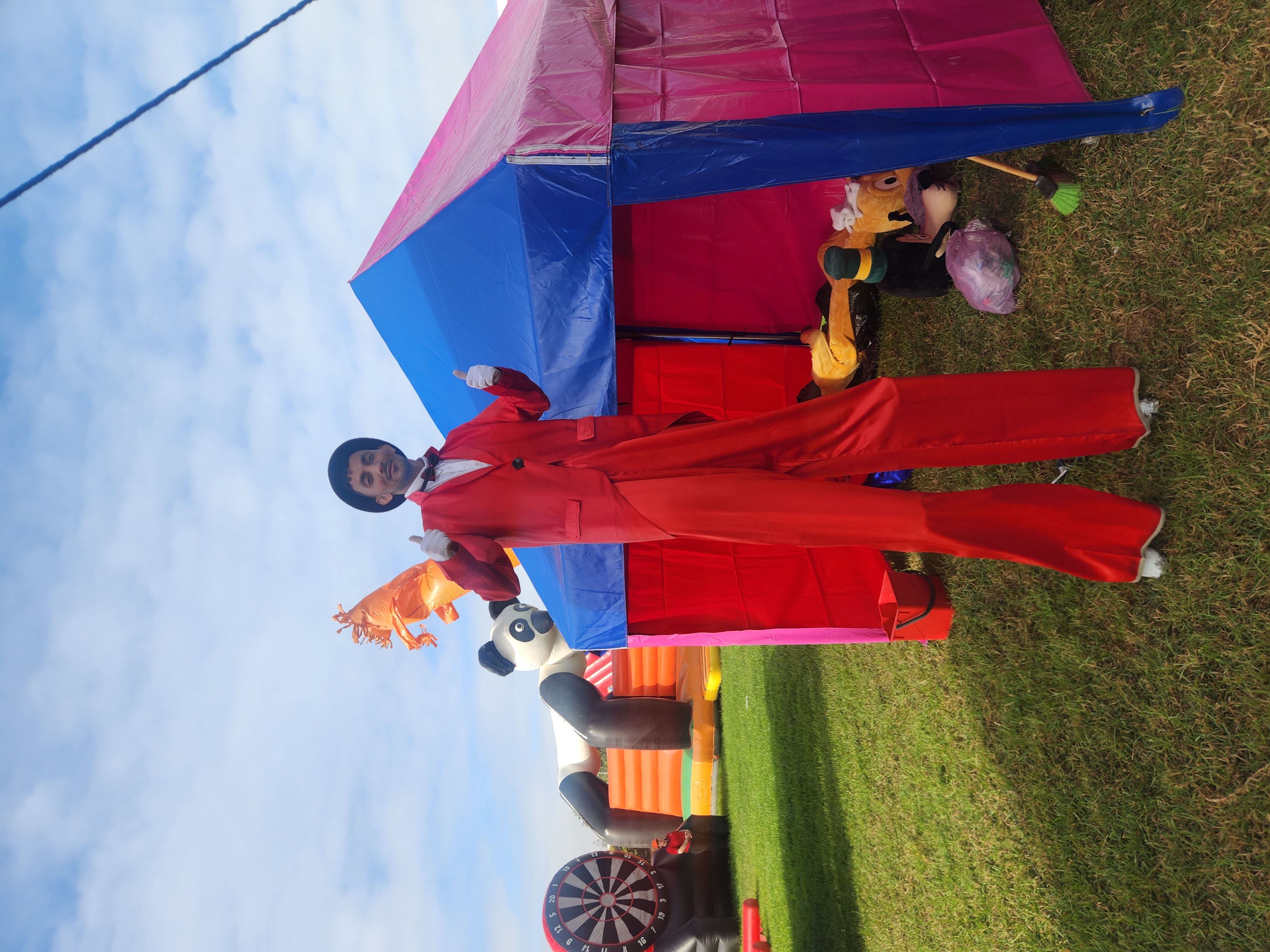 Animateur sur échasses en costume rouge