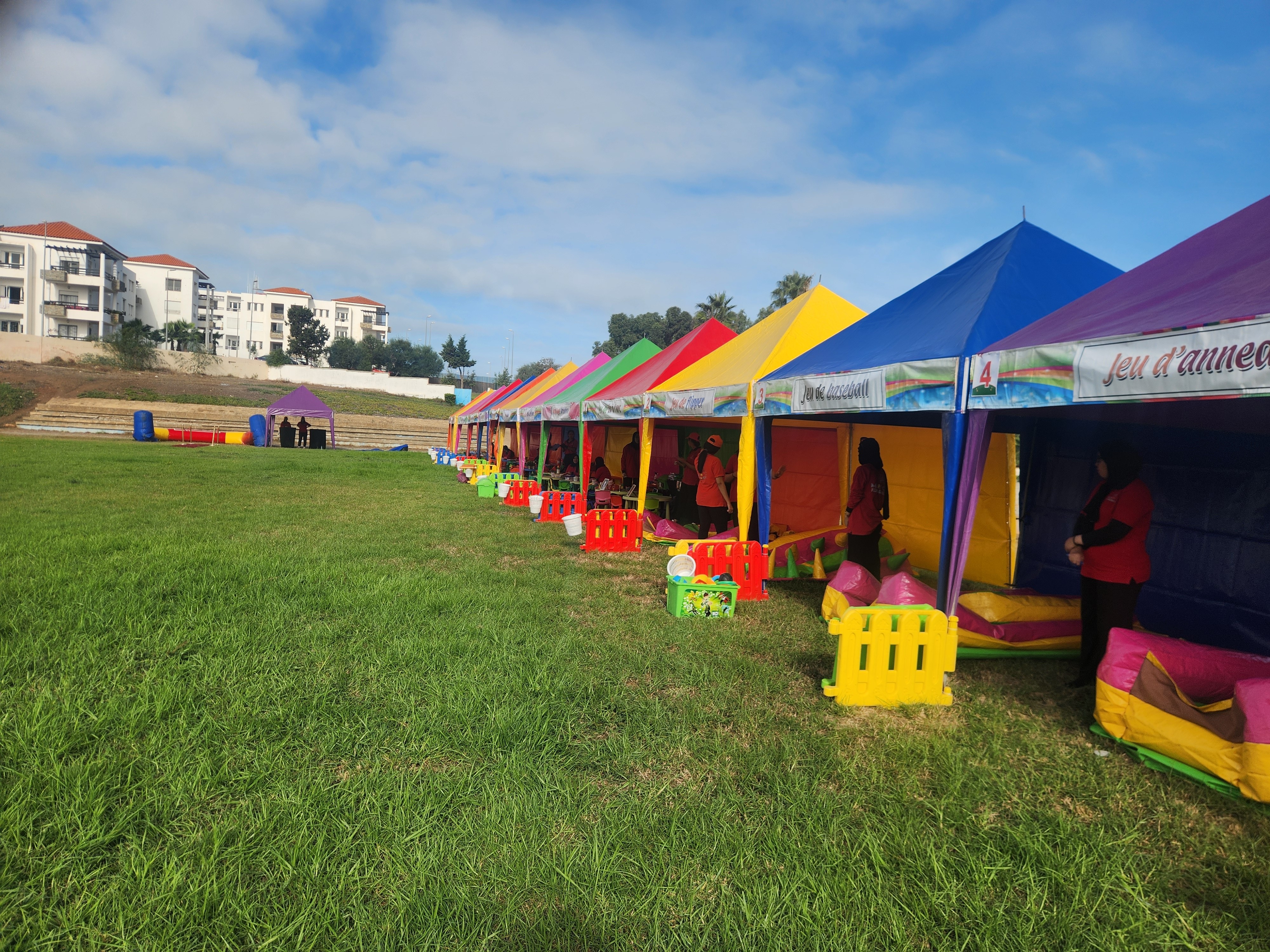 Tentes d'ateliers colorées